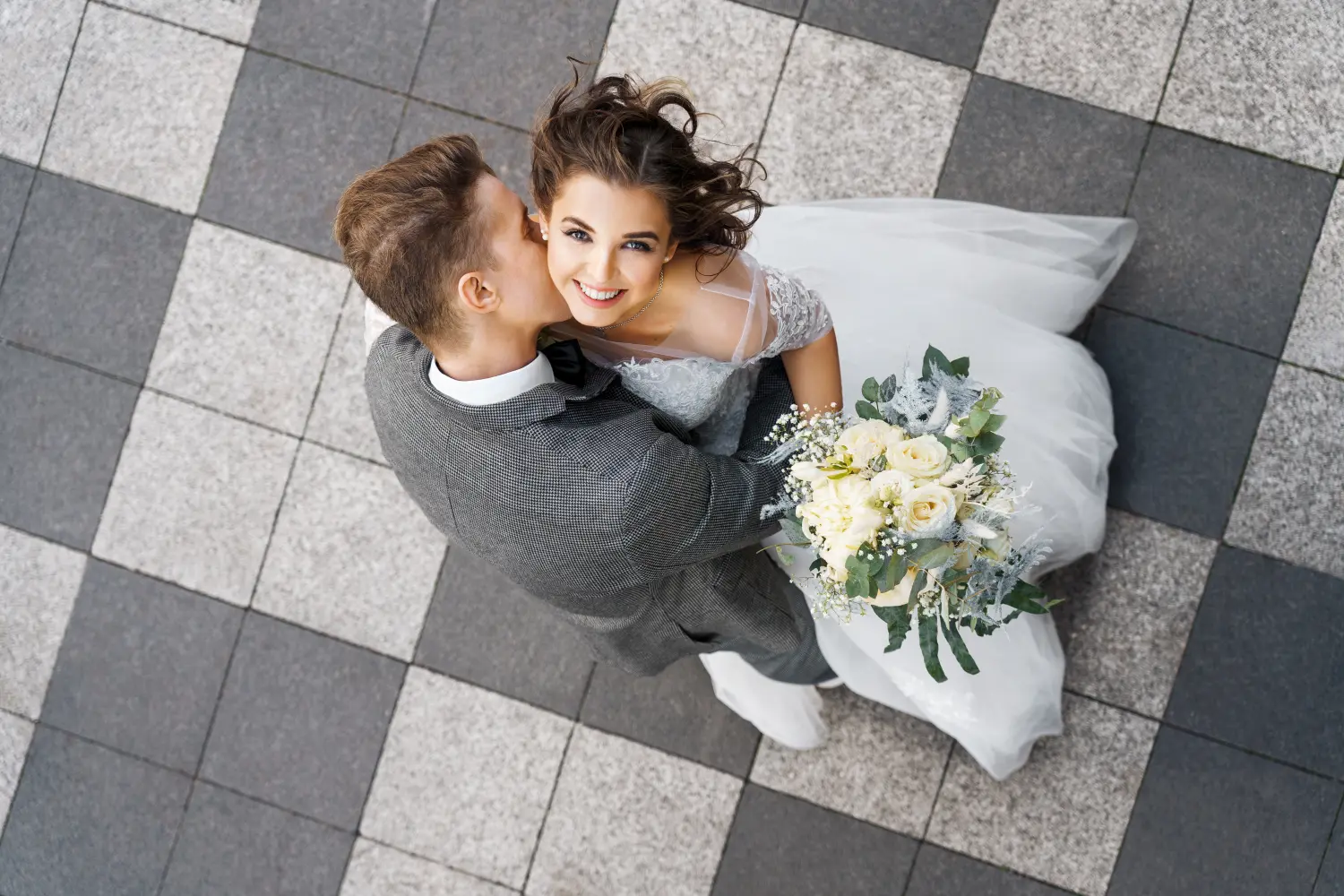 Glückliches schönes Hochzeitspaar küsst sich. Hochzeitstag.